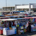 Feira dos Importados em Brasília com barracas de produtos importados e ambiente comercial