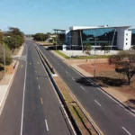 Ruas do Núcleo Bandeirante com corredor de BRT e centro médico em Candangolândia