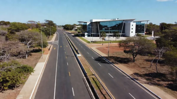Ruas do Núcleo Bandeirante com corredor de BRT e centro médico em Candangolândia