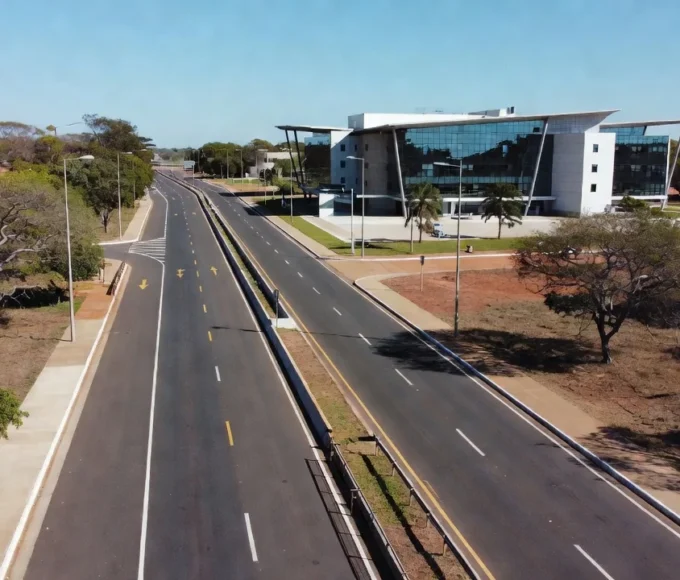Ruas do Núcleo Bandeirante com corredor de BRT e centro médico em Candangolândia