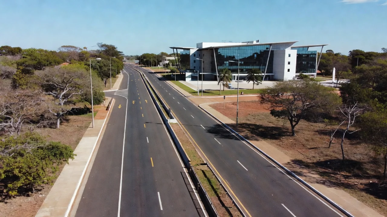 Ruas do Núcleo Bandeirante com corredor de BRT e centro médico em Candangolândia