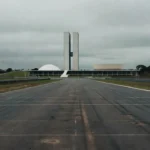 Pista de corrida funcional vazia em Brasília com Congresso ao fundo