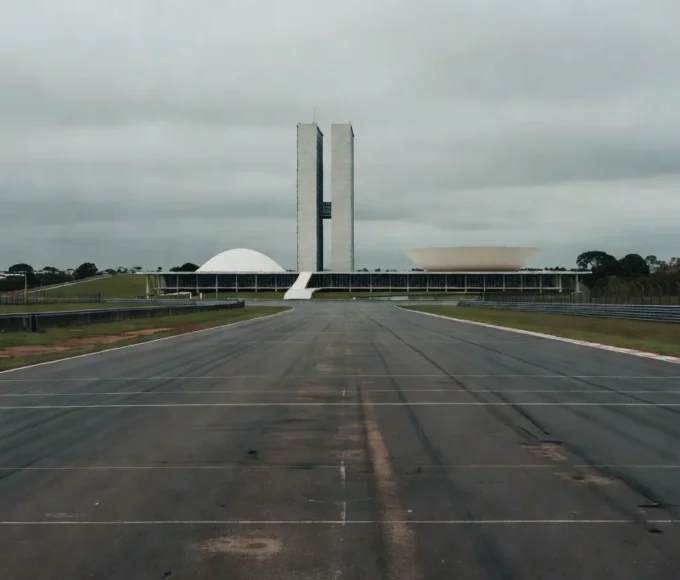 Pista de corrida funcional vazia em Brasília com Congresso ao fundo