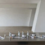 Campanha de multivacinação no DF com frascos de vacinas e aumento na procura