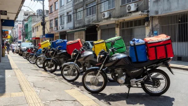 Renda de trabalhadores plataformizados cresceu apenas 1%, contra 10,6% dos não plataformizados Fernando Frazão/Agência Brasil - Arquivo