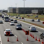 Trânsito no Plano Piloto em Brasília com sinalizações de alterações por eventos