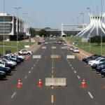 Ruas de Brasília com trânsito interrompido e viaturas policiais para desfile de 7 de Setembro