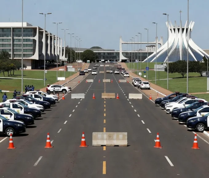 Ruas de Brasília com trânsito interrompido e viaturas policiais para desfile de 7 de Setembro