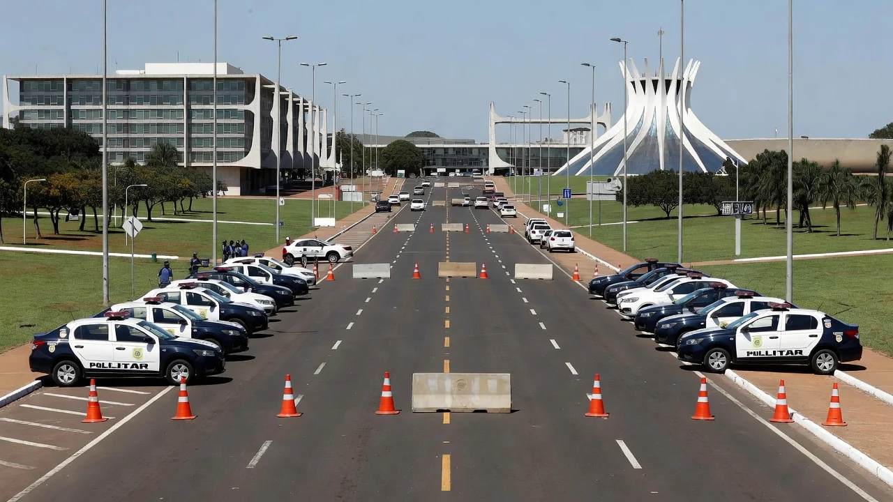 Ruas de Brasília com trânsito interrompido e viaturas policiais para desfile de 7 de Setembro