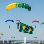 Paraquedistas das Forças Armadas com bandeira do Brasil em Brasília no 7 de Setembro