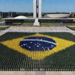Tropas formando bandeira nacional no desfile de 7 de Setembro em Brasília