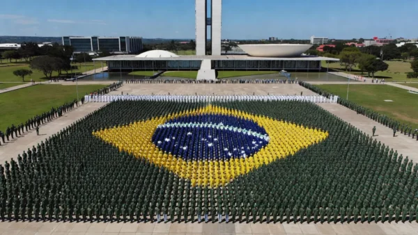 Tropas formando bandeira nacional no desfile de 7 de Setembro em Brasília