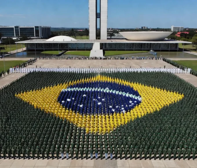 Tropas formando bandeira nacional no desfile de 7 de Setembro em Brasília