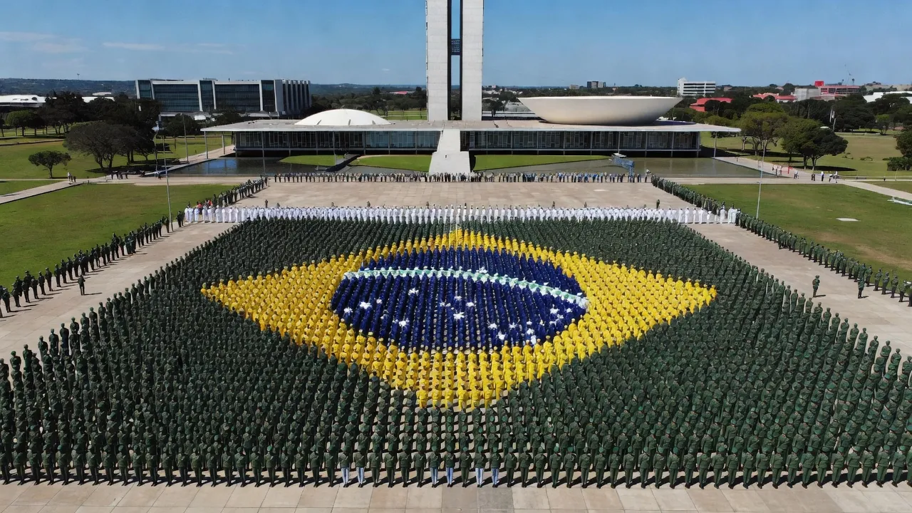 Tropas formando bandeira nacional no desfile de 7 de Setembro em Brasília