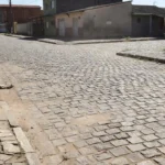 Rua deserta no Paranoá, Brasília, com pedras no chão