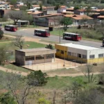 Vista do bairro Varjão em Brasília com posto de saúde, escola e transporte coletivo