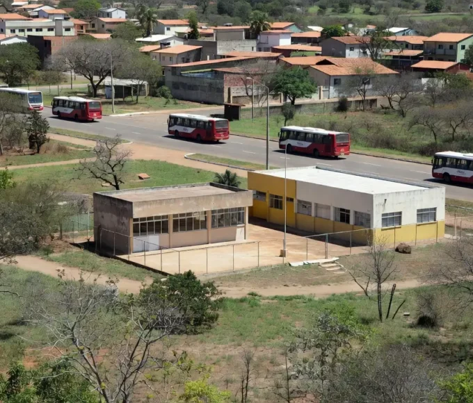 Vista do bairro Varjão em Brasília com posto de saúde, escola e transporte coletivo