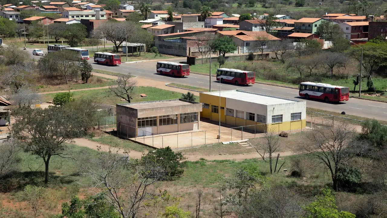 Vista do bairro Varjão em Brasília com posto de saúde, escola e transporte coletivo