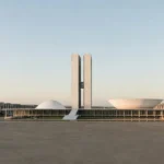 Vista panorâmica do Congresso Nacional em Brasília sob luz natural