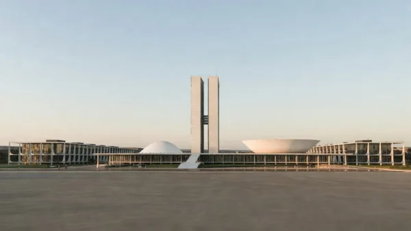 Vista panorâmica do Congresso Nacional em Brasília sob luz natural