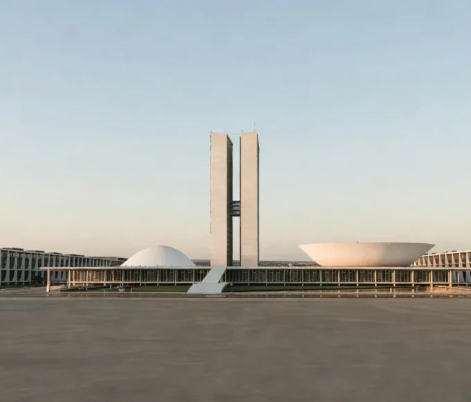 Vista panorâmica do Congresso Nacional em Brasília sob luz natural