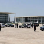 Policiamento reforçado na Praça dos Três Poderes em Brasília antes de decisão do STF