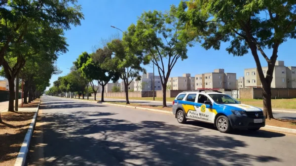 Viatura da PMDF em rua de Ceilândia, Brasília