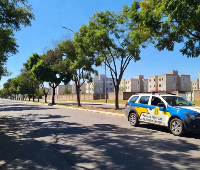 Viatura da PMDF em rua de Ceilândia, Brasília