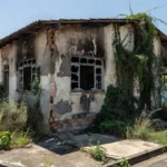 Casa abandonada no Gama, Brasília, com sinais de incêndio na fachada.