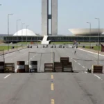 Eixo Monumental interditado por protesto em frente ao Congresso Nacional em Brasília