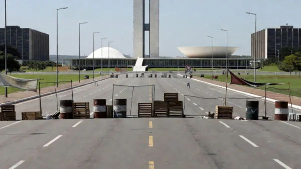 Eixo Monumental interditado por protesto em frente ao Congresso Nacional em Brasília