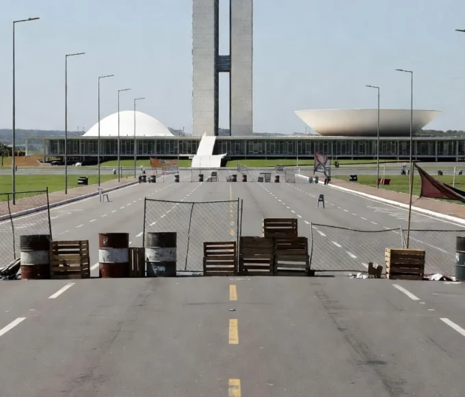 Eixo Monumental interditado por protesto em frente ao Congresso Nacional em Brasília