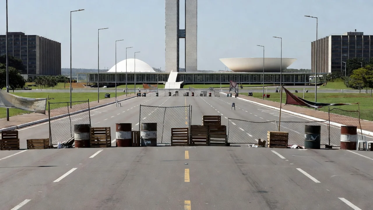 Eixo Monumental interditado por protesto em frente ao Congresso Nacional em Brasília