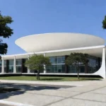 Fachada do Supremo Tribunal Federal em Brasília sob luz natural
