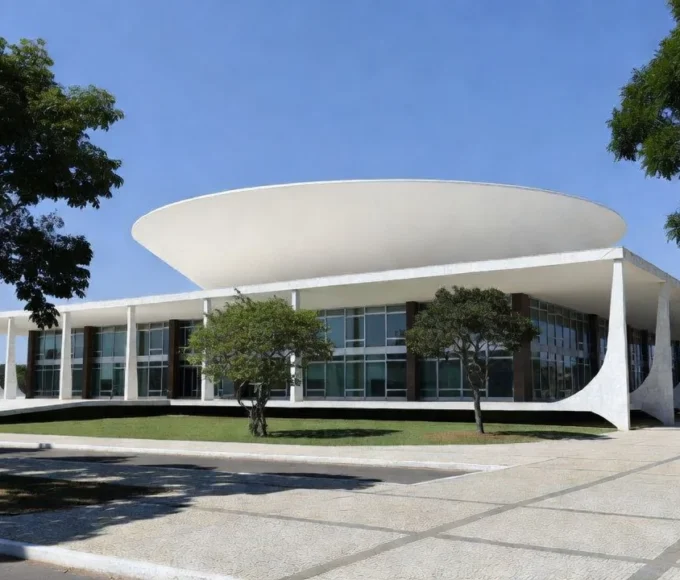 Fachada do Supremo Tribunal Federal em Brasília sob luz natural