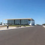 Prédio do STF em Brasília com cena cotidiana na rua