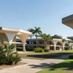 Campus da UnB em Brasília com arquitetura moderna sob luz natural, sobre aprovação de professor titular.