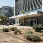 Entrada de hospital público no Distrito Federal com fila de saúde