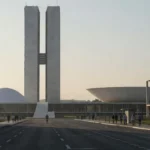 Rua de Brasília com vista para o Congresso durante período eleitoral