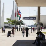 Cena cotidiana em praça de Brasília sobre intenções de voto no DF 2026