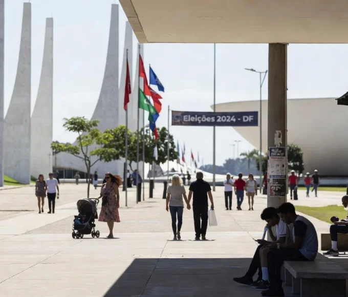 Cena cotidiana em praça de Brasília sobre intenções de voto no DF 2026