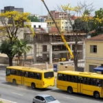Ônibus e estação de metrô em São Sebastião, campanha por mais transporte público