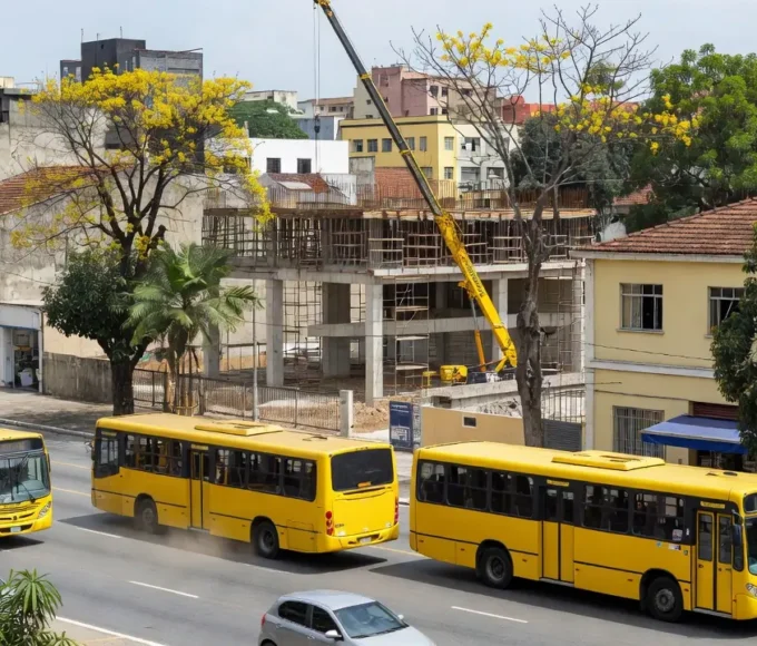 Ônibus e estação de metrô em São Sebastião, campanha por mais transporte público