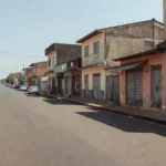 Rua de Planaltina com fachadas locais sob luz natural, relacionada a operação policial