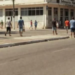 Rua em São Sebastião com prédio da Defensoria ao fundo