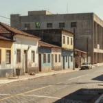 Rua em cidade brasileira com edifício público ao fundo em contexto de eleições