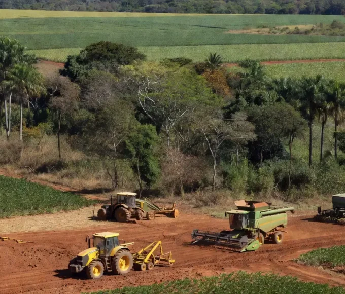 Cinturão verde e maquinário agrícola em área rural do Distrito Federal
