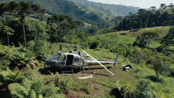 Destroços de helicóptero após queda em Santa Catarina