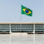 Fachada de prédio institucional em Brasília sob luz natural