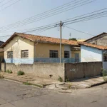 Escola pública brasileira em luz natural representando reforma da LDB e Fundo Constitucional
